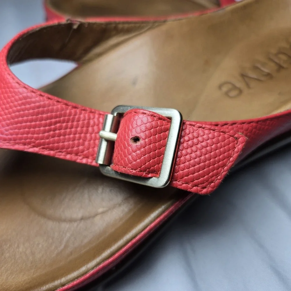 Strive Alba Buckle Sandals Red‎ Leather Thong Flip Flop Womens 9.5 10 Vacation